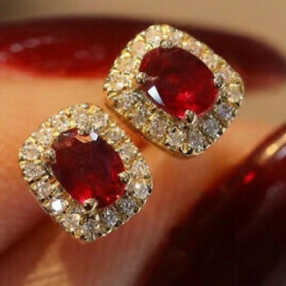 New 18k gold plated stud earrings - Picture 2 of 3